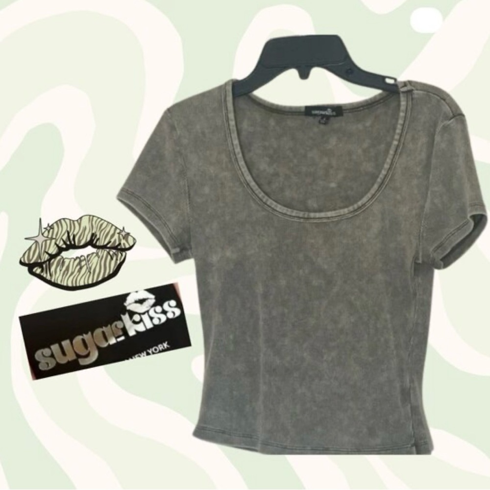 New Charcoal Gray Acid Wash
Scoop Neck T